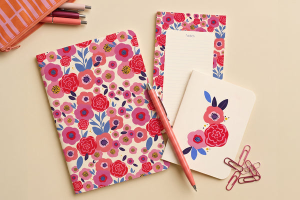Pack Floral déballé à plat : carnet fleuri, bloc-notes, carnet de poche et crayons de couleur