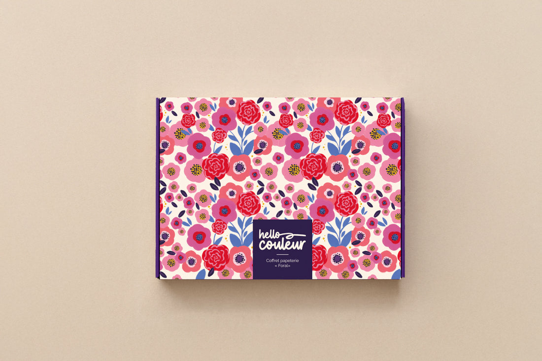 Coffret papeterie Floral fermé, boîte illustrée de fleurs rouges et roses signée Hello couleur