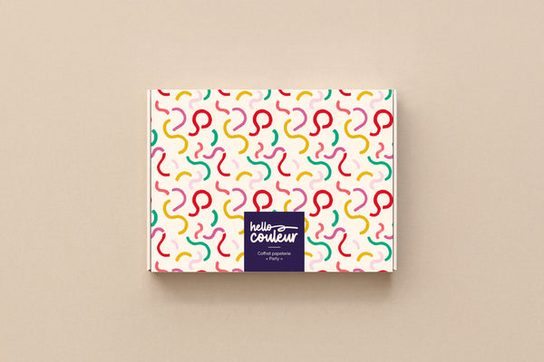 Coffret papeterie Party fermé, boîte crème parsemée de courbes colorées signée Hello couleur