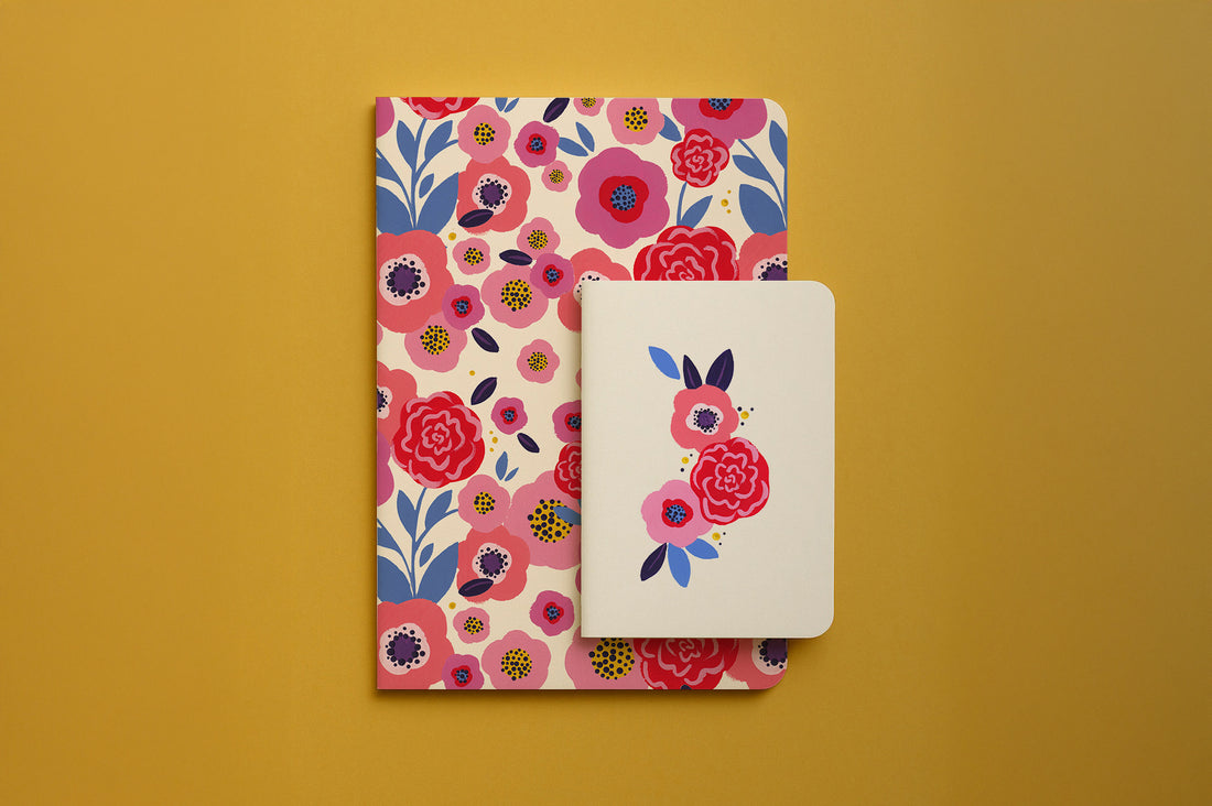 Petit pack au choix : un carnet fleuri et un carnet de poche orné d'un bouquet de roses, sur fond moutarde