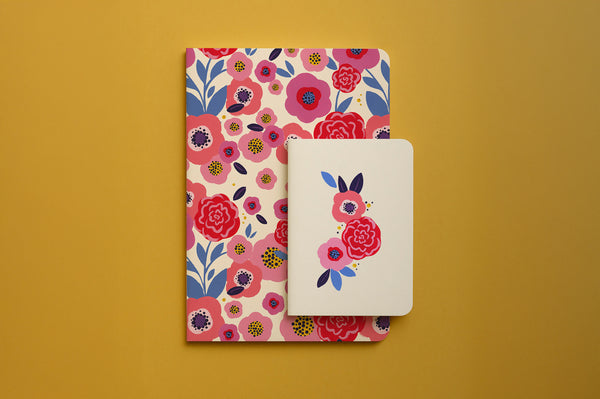 Petit pack au choix : un carnet fleuri et un carnet de poche orné d'un bouquet de roses, sur fond moutarde