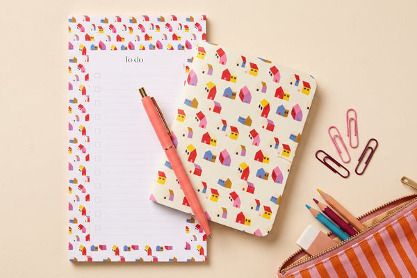 Pack Maisonnettes déballé à plat : bloc-notes, carnet aux petites maisons, crayon et trousse rayée