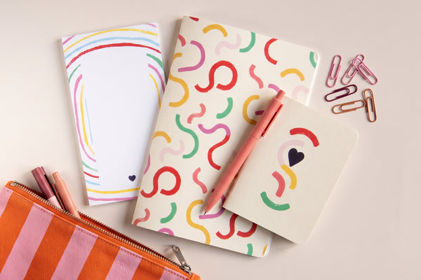 Pack Danse des courbes déballé à plat : bloc-notes, carnet, carnet de poche et trousse rayée
