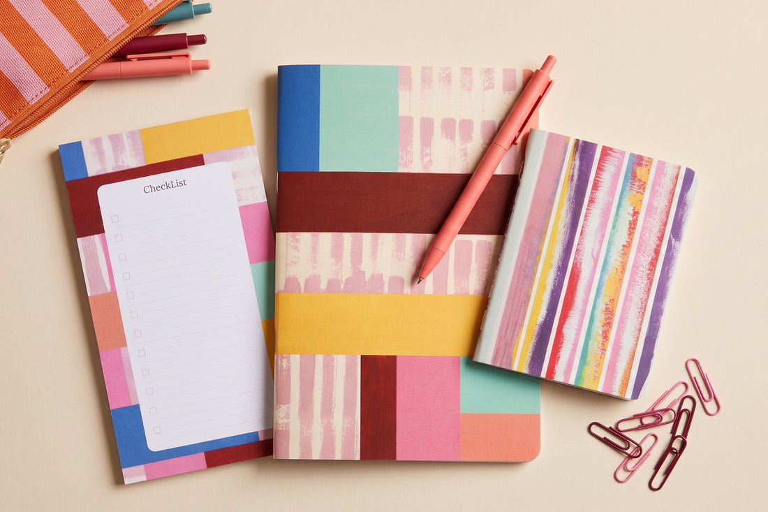 Pack Mondrian trio papeterie déballé à plat : bloc-notes, carnet géométrique et carnet rayé