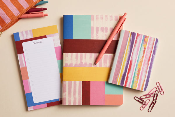 Pack Mondrian trio papeterie déballé à plat : bloc-notes, carnet géométrique et carnet rayé