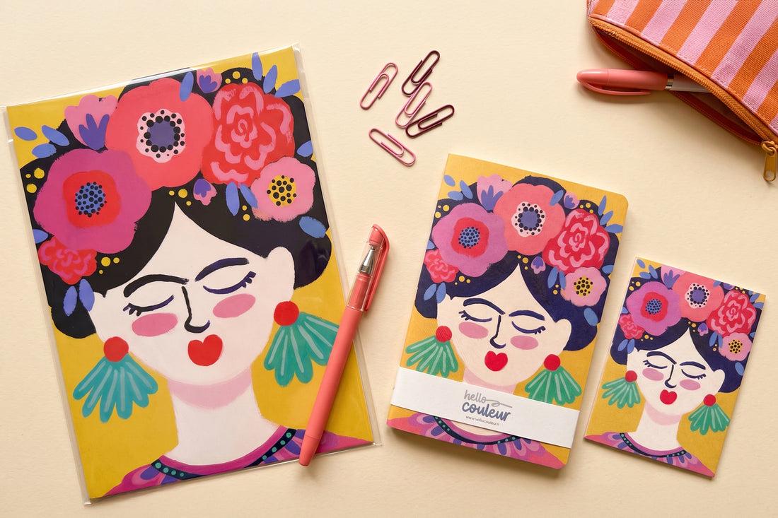 Pack Signature Frida déballé à plat : carnet, carnet de poche, cartes illustrées, crayon et trousse rayée