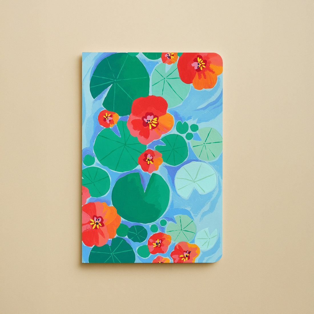 Carnet A5 Nénuphar, couverture illustrée de nénuphars verts et de fleurs orange sur l'eau bleue