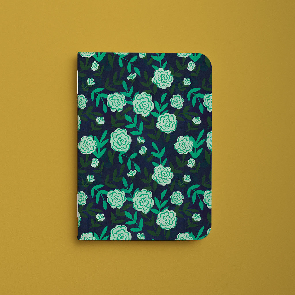 Carnet de poche Rose glacée, couverture bleu nuit à motif de roses vert d'eau