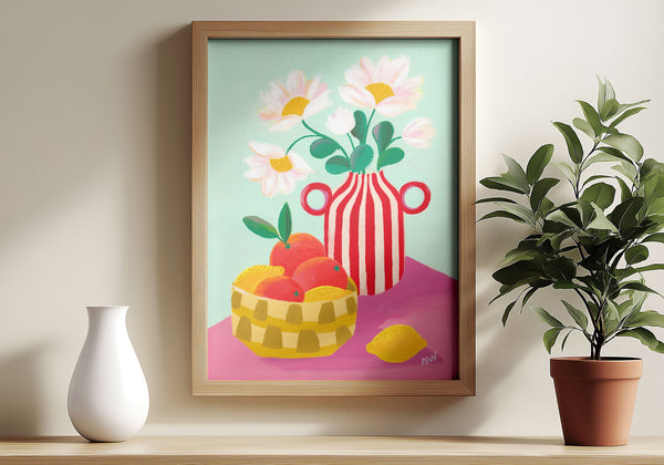 Peinture originale Les agrumes de Lambesc encadrée en bois, sur une étagère près d'un vase blanc et d'une plante verte