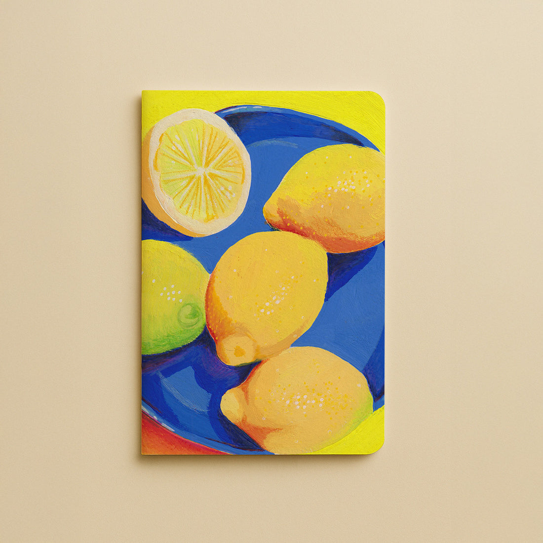Carnet A5 Les Citrons, couverture illustrée de citrons entiers et coupés sur une assiette bleue