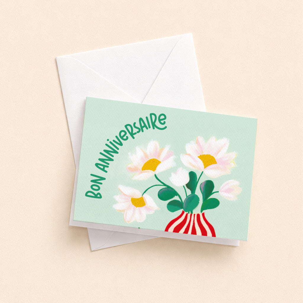 Mini carte pliée Bon anniversaire Daisy et son enveloppe, marguerites dans un vase rayé sur fond vert d'eau