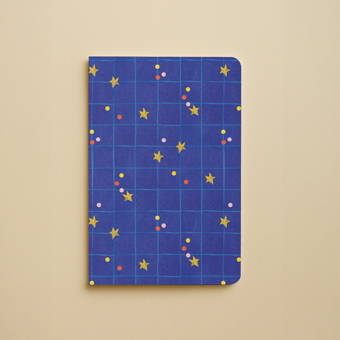 Carnet A5 Stella, couverture bleu nuit quadrillée et semée d'étoiles dorées
