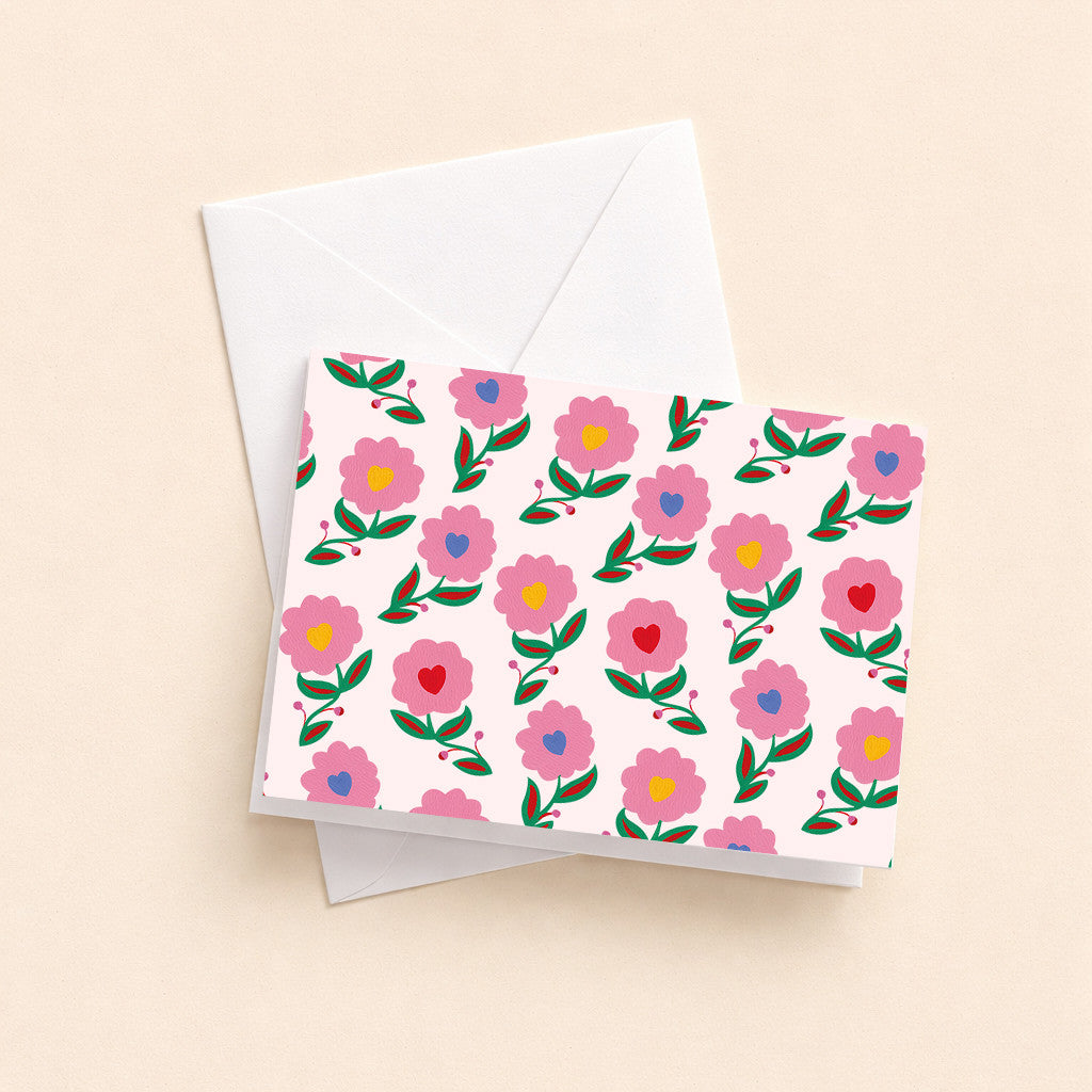 Mini carte pliée Jardin d'amour et son enveloppe, semis de petites fleurs roses sur fond crème