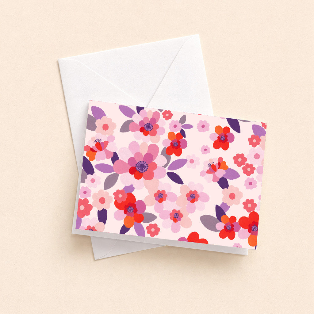 Mini carte pliée Jardin Sakura et son enveloppe, semis de fleurs de cerisier sur fond rose pâle