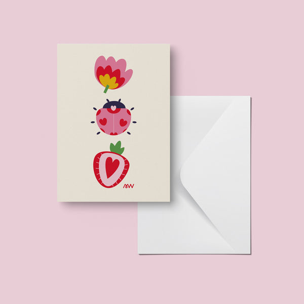Carte pliée Beauté du Printemps et son enveloppe, totem de fleur, coccinelle et fraise sur fond crème