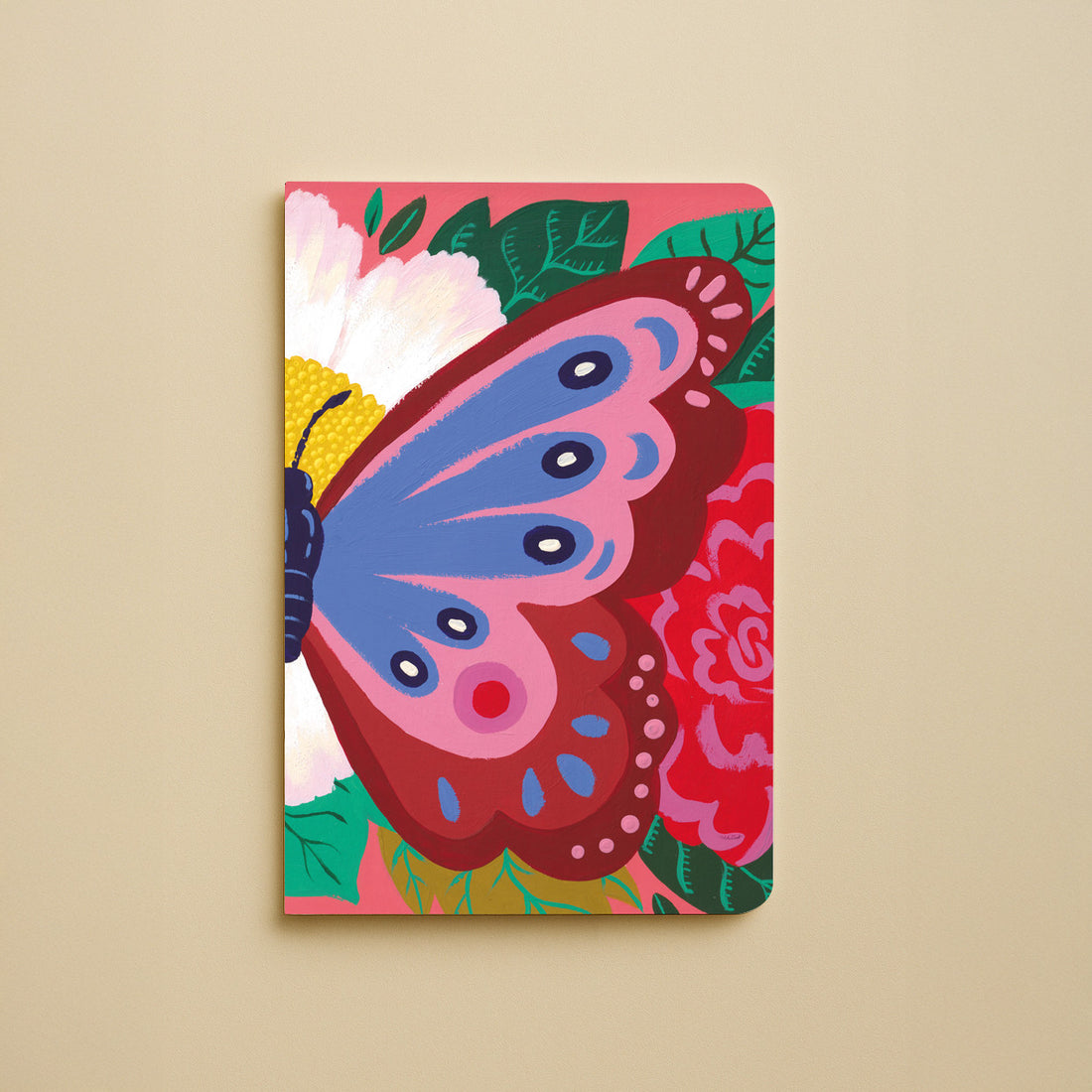 Carnet A5 Papillon, couverture illustrée d'un grand papillon bleu et rose sur des fleurs rouges