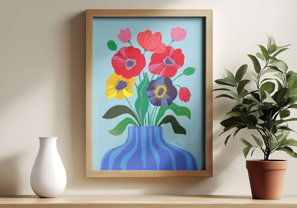 Peinture originale Coquelicots et compagnie fond bleu encadrée en bois, sur une étagère près d'un vase blanc et d'une plante verte