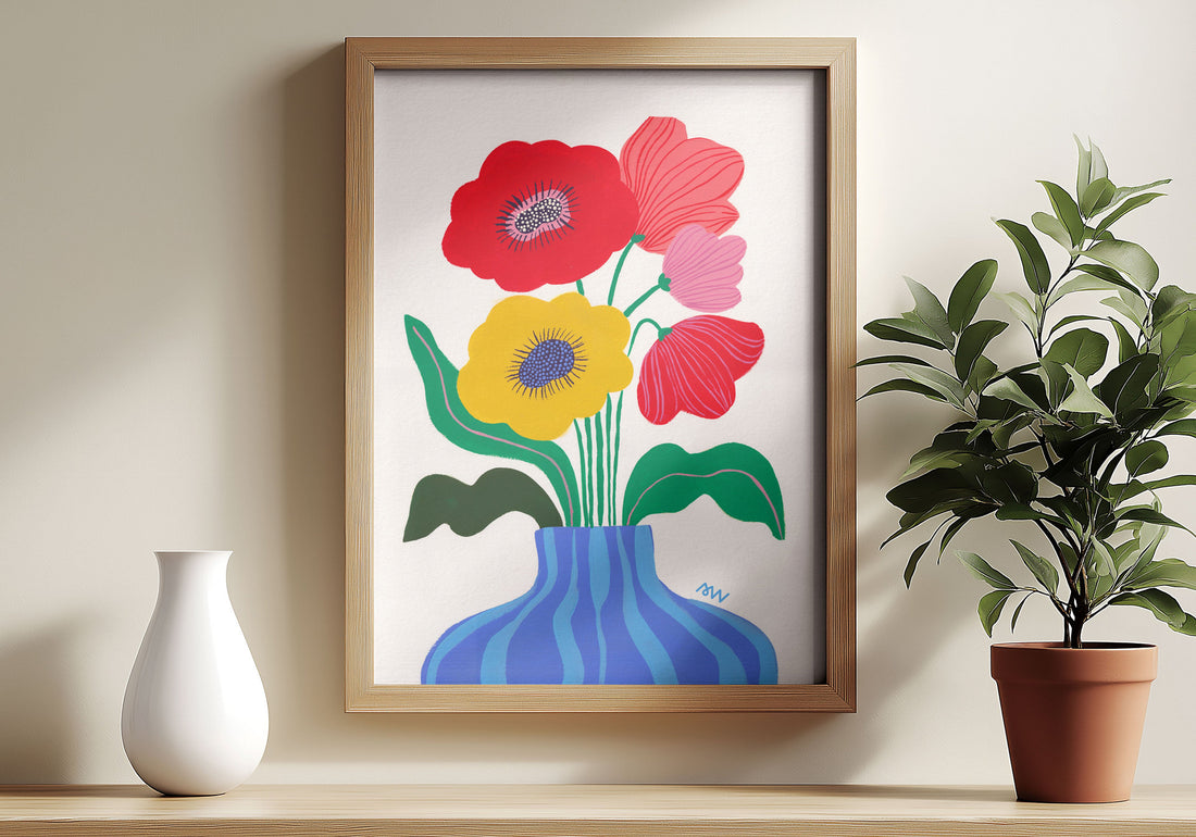 Peinture originale Coquelicots et compagnie encadrée en bois, sur une étagère entre un vase blanc et une plante en pot