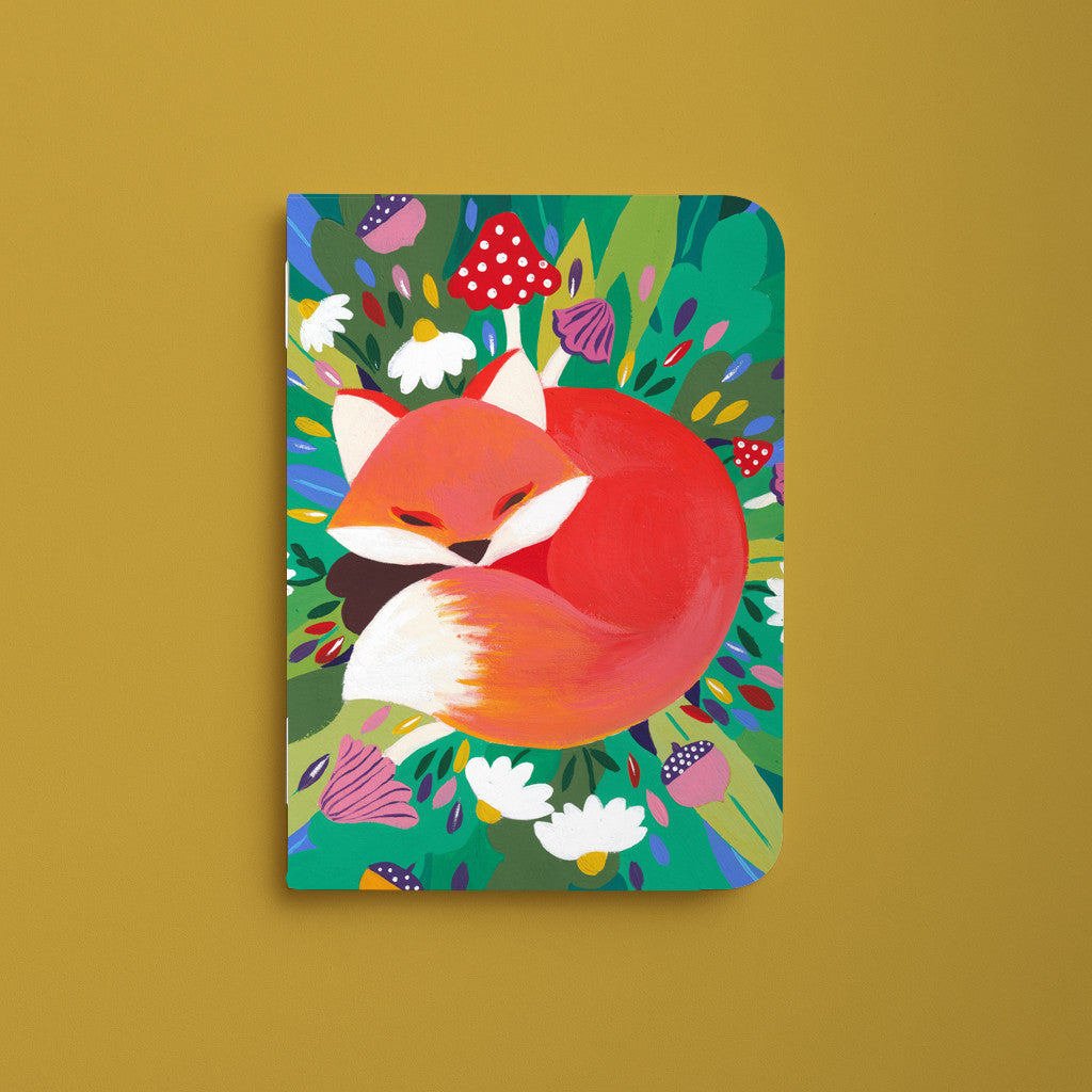 Carnet de poche Renard, couverture illustrée d'un renard roux endormi parmi les feuillages et les champignons