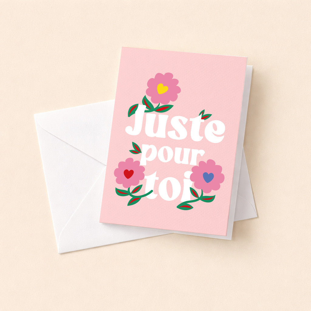 Mini carte pliée Juste pour toi et son enveloppe, message sur fond rose orné d'une petite fleur
