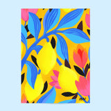 Tirage d'art Citronnier fleuri, illustration peinte à la main de citrons, feuillage bleu et tulipes roses sur fond safran