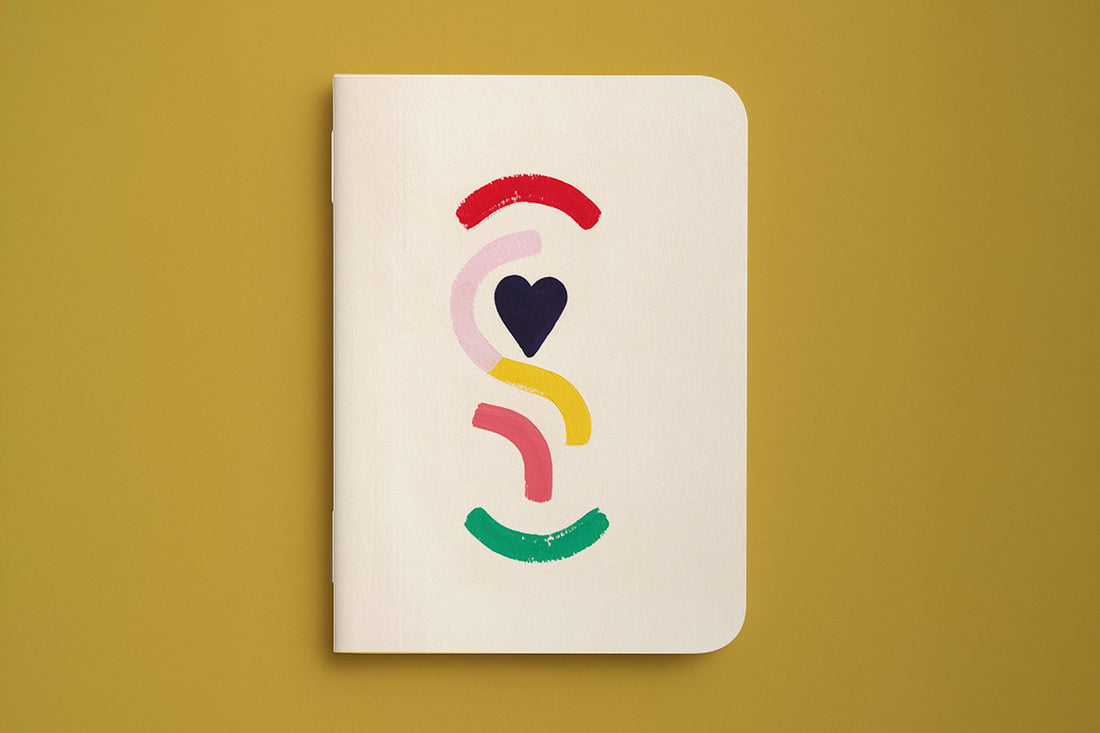 Carnet de poche du coffret papeterie Party, courbes colorées et cœur noir sur fond crème