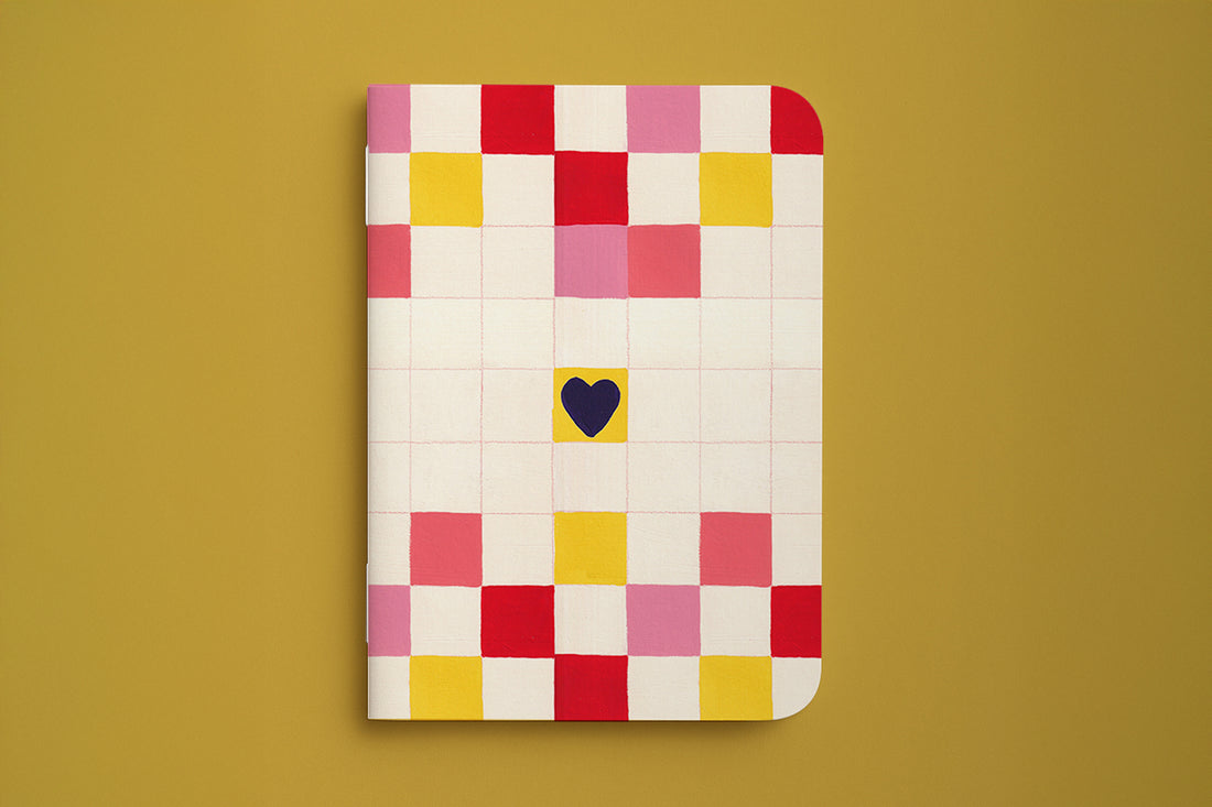 Carnet du petit pack Damier cœur, damier rouge et jaune ponctué d'un petit cœur noir