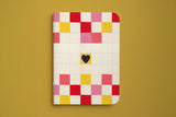 Carnet du petit pack Damier cœur, damier rouge et jaune ponctué d'un petit cœur noir