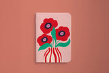 Carnet de poche du pack Coquelicot, coquelicots rouges dans un vase rayé sur fond rose