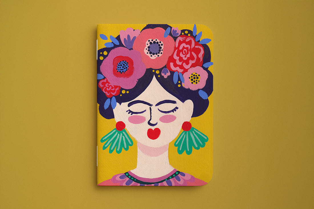 Carnet du petit pack Signature Frida, couverture jaune au portrait de femme couronnée de fleurs