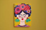 Carnet du petit pack Signature Frida, couverture jaune au portrait de femme couronnée de fleurs