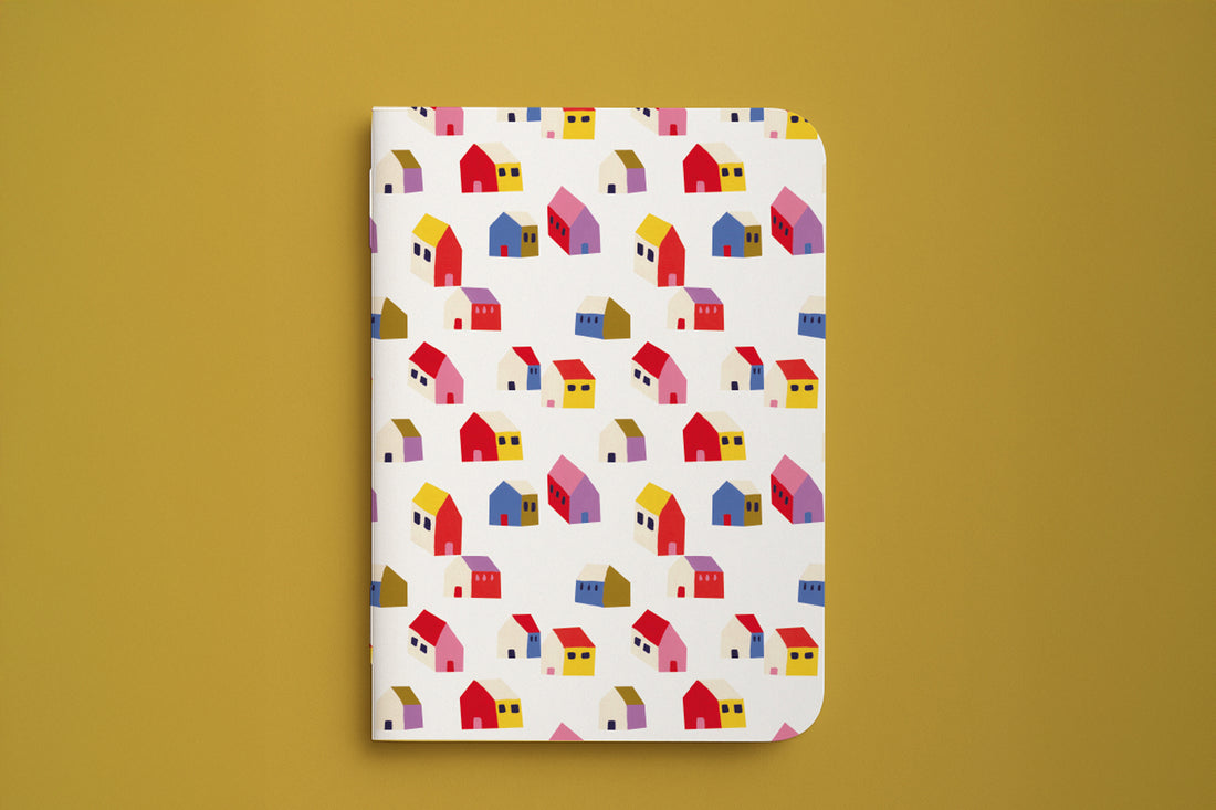 Carnet du pack Maisonnettes, couverture crème semée de petites maisons colorées