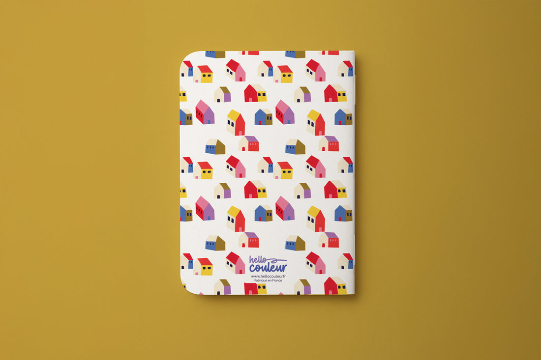 Dos du carnet du pack Maisonnettes, motif de maisons colorées et signature Hello couleur