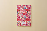 Dos du carnet du pack Floral, motif de fleurs rouges et roses et signature Hello couleur