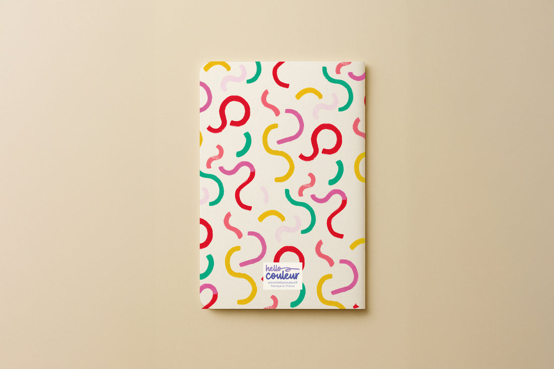 Dos du carnet du pack Danse des courbes, motif de courbes colorées et signature Hello couleur