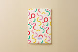 Dos du carnet du pack Danse des courbes, motif de courbes colorées et signature Hello couleur