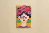 Carnet du pack Signature Frida, couverture jaune au portrait de femme couronnée de fleurs