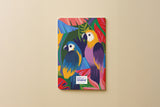 Dos du carnet Les Perroquets du trio Animaux colorés, motif d'aras et signature Hello couleur