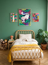 Trois illustrations du pack sauvage encadrées sur un mur vert, au-dessus d'un lit en rotin