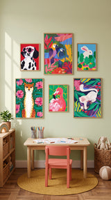 Mur de six tirages d'art encadrés dans une chambre d'enfant : dalmatien, perroquets, lapin, guépard, flamant rose et singe blanc, au-dessus d'un petit bureau