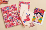 Grand pack Floral déballé à plat : carnet fleuri, bloc-notes, carte illustrée et crayons de couleur