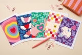 Pack 5 cartes pliées thème Amour présenté à plat avec crayons et trombones, cœurs, oiseau et damier