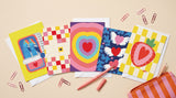 Pack 5 cartes pliées thème Amour 3 étalé en éventail avec un crayon et des trombones