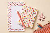 Pack Maisonnettes déballé à plat : bloc-notes, carnet aux petites maisons, crayon et trousse rayée