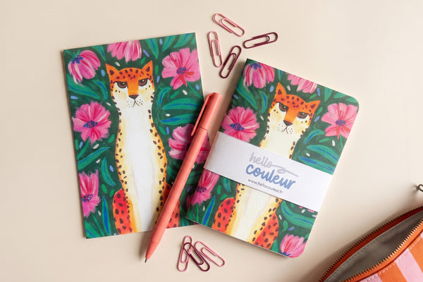 Pack guépard fleuri déballé à plat : carnet et carnet de poche illustrés, stylo et trombones