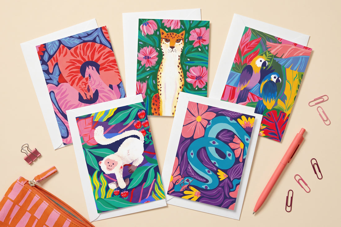 Pack 5 cartes pliées thème Animaux étalé en éventail avec une trousse rayée, un crayon et des trombones