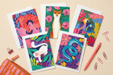 Pack 5 cartes pliées thème Animaux étalé en éventail avec une trousse rayée, un crayon et des trombones