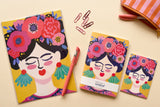 Pack Signature Frida déballé à plat : carnet, carnet de poche, cartes illustrées, crayon et trousse rayée