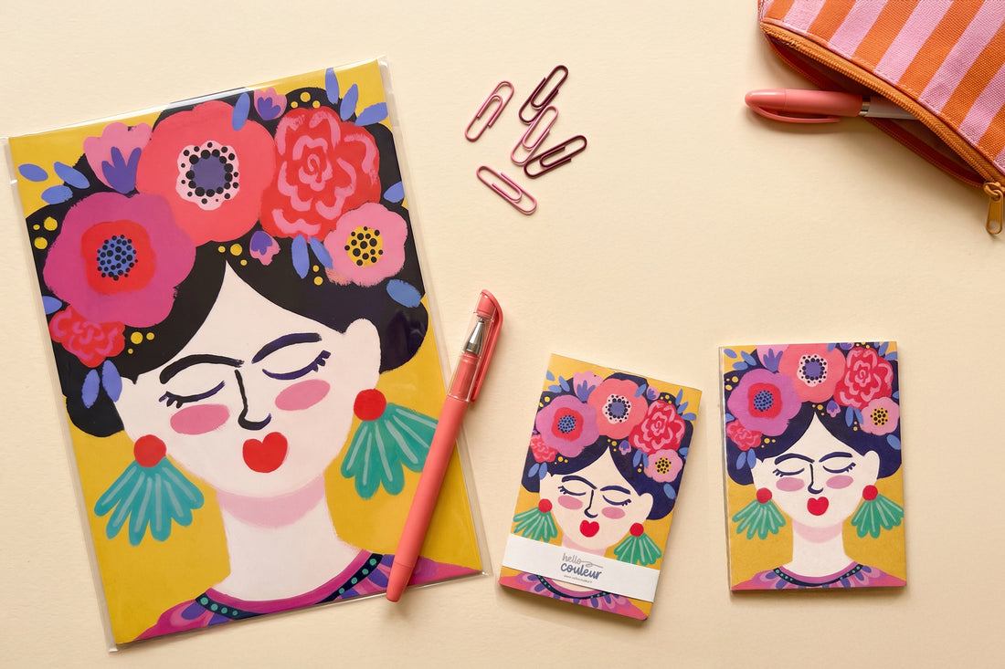 Petit pack Signature Frida déballé à plat : carnet, mini cartes illustrées, crayon et trousse rayée