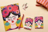 Petit pack Signature Frida déballé à plat : carnet, mini cartes illustrées, crayon et trousse rayée